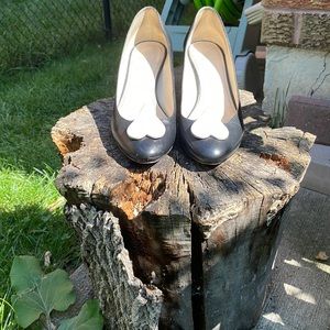 Zvelle two tone all leather pump with cute heart detail, size 39.5.